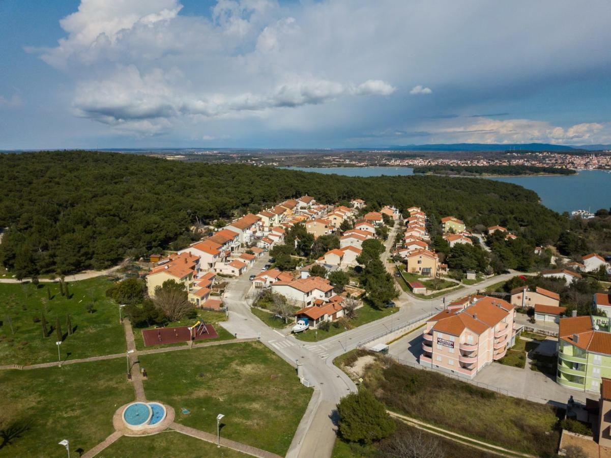 Apartment Lavanda Premantura Exterior photo